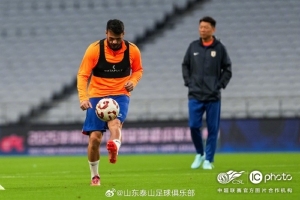 山东泰山在进行赛前踩场训练，积极备战明天与上海申花的中超联赛
