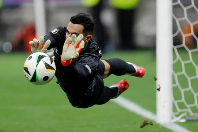 开云-爱游戏-点球3连扑！当年被C罗安慰的科斯塔今天救了C罗