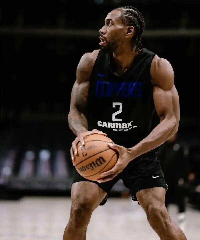 Kaiyun Sports-开云体育-疼到锤地!小卡新大腿伤了!3节29+8,快船直冲第8!