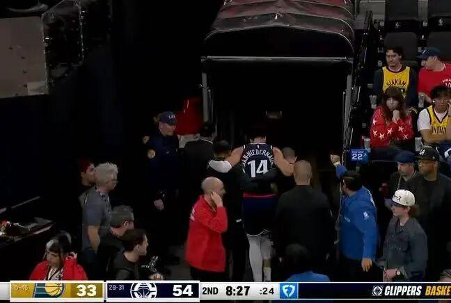 Kaiyun Sports-开云体育-疼到锤地!小卡新大腿伤了!3节29+8,快船直冲第8!