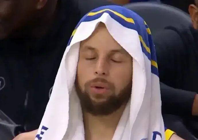 Kaiyun Sports-开云体育-疼到锤地!小卡新大腿伤了!3节29+8,快船直冲第8!