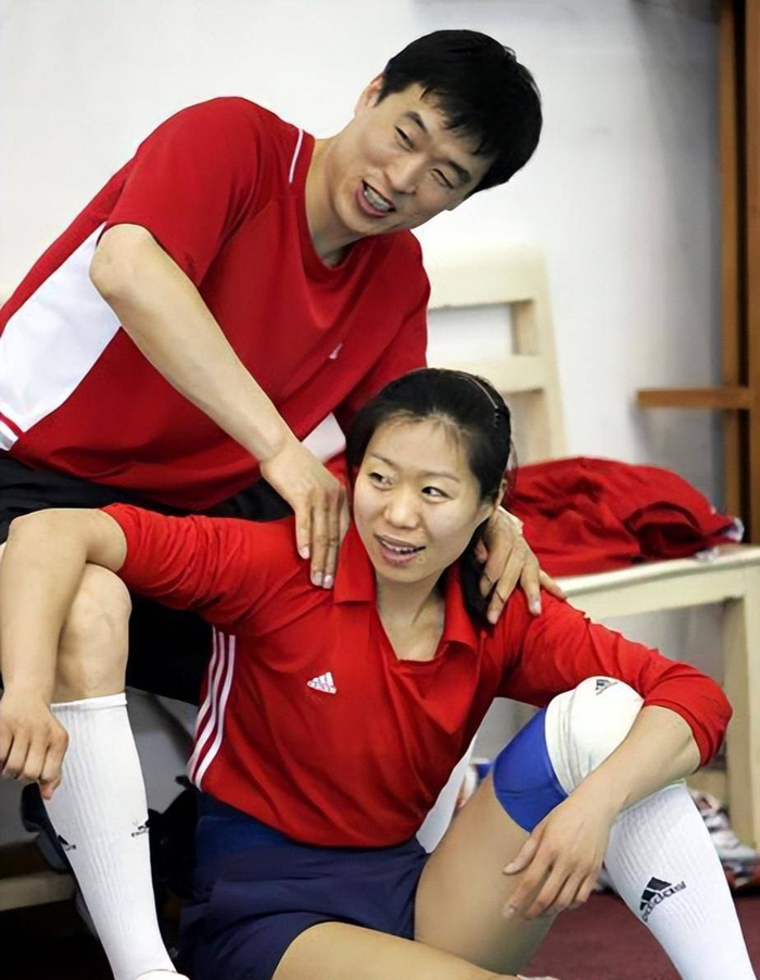 中国女排最经典一扣非郎平朱婷制造！黄金一代奥运奇兵变副厅高官|张越红|葛勇|排球|雅典奥运会|沈阳_新浪体育_新浪新闻